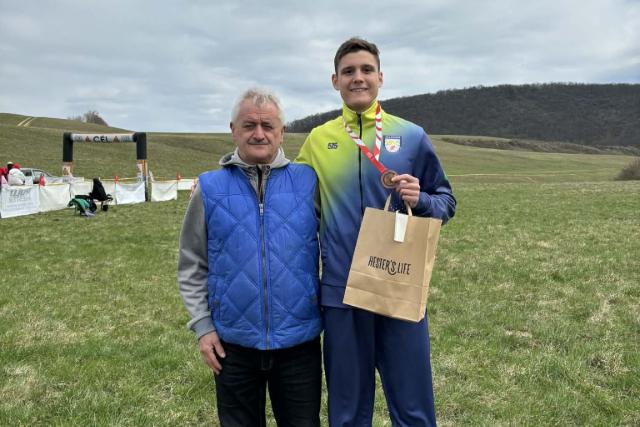 Bajnoki bronz Szentg�lr�l – L�szl� P�ter dobog�n a hegyifut� ob-n