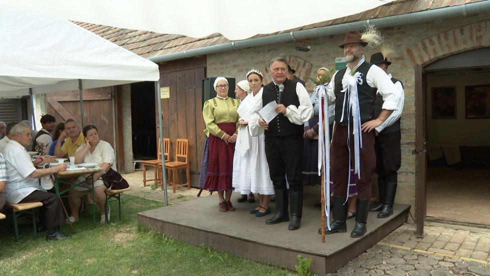 A tulipános láda titkaival ismerkedtek A tulipános láda titkaival ismerkedtek