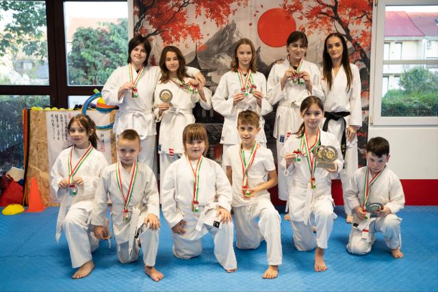 17 �remmel t�rtek haza a Kertv�rosi Karate Suli versenyz�i