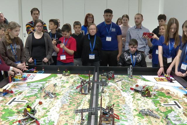 Lego-robotok lept�k el Zalaegerszeget – di�kok versenyeztek a d�nt��rt