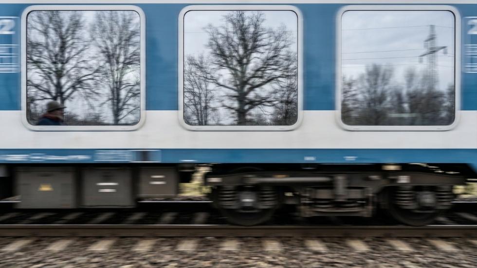 Megerősített vonatokkal és buszokkal készülnek a megemelkedő utasforgalomra Megerősített vonatokkal és buszokkal készülnek a megemelkedő utasforgalomra