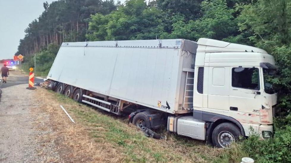 Előzésben lévő kamion elé kanyarodott egy autómentő Zala és Vas vármegye határán Előzésben lévő kamion elé kanyarodott egy autómentő Zala és Vas vármegye határán
