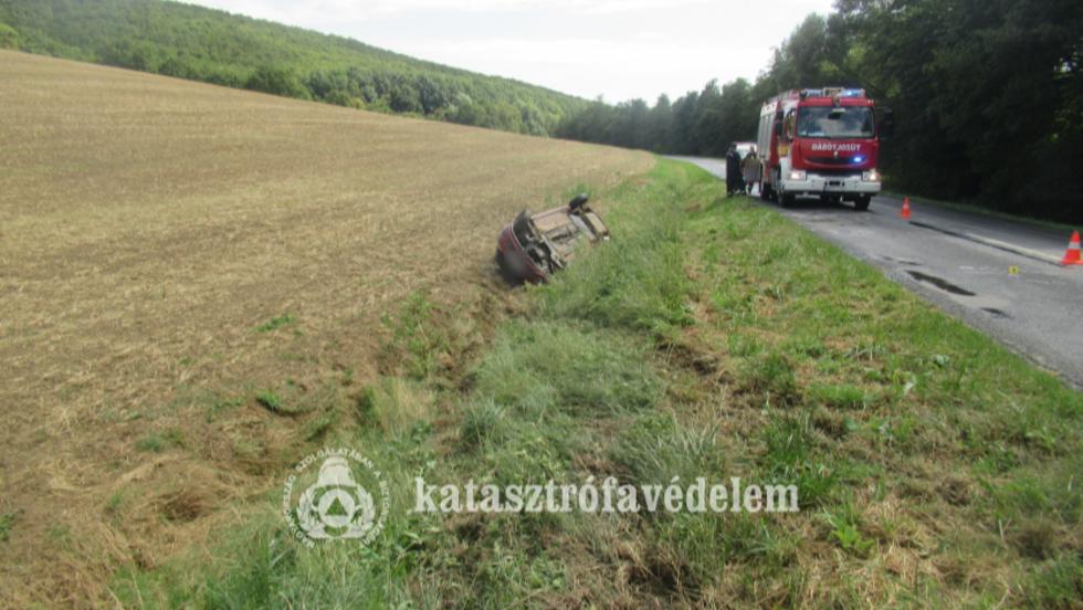 K�t aut� is �rokba borult Becsehelyn�l