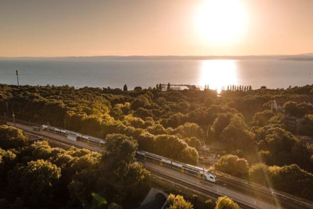 K�sz a d�li part, h�tf�t�l az �szakin dolgozik a M�V