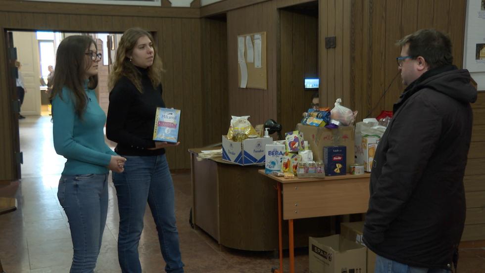 lelmiszergyjtssel segtik a Csaldok tmeneti Otthonban lket a Zrnyi-gimnzium dikjai