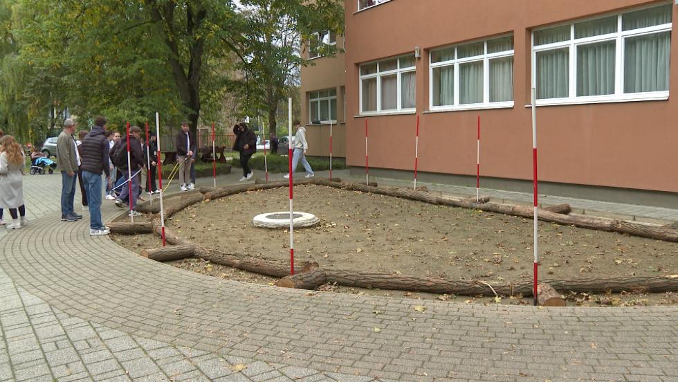 Mezítlábas kert létesül a Mandulavirág Gondozóházban Mezítlábas kert létesül a Mandulavirág Gondozóházban