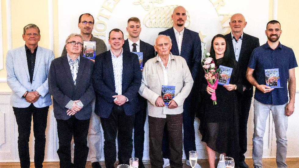 Az idény legjobbjait díjazták Az idény legjobbjait díjazták