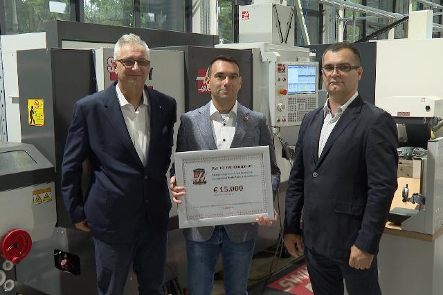 Átadták a 15 ezer eurós támogatást a duális képzőközpontban Átadták a 15 ezer eurós támogatást a duális képzőközpontban