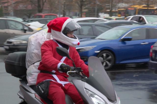 Motoros Mikulások lepték meg a Landorhegyi úti gyermekotthon lakóit Motoros Mikulások lepték meg a Landorhegyi úti gyermekotthon lakóit