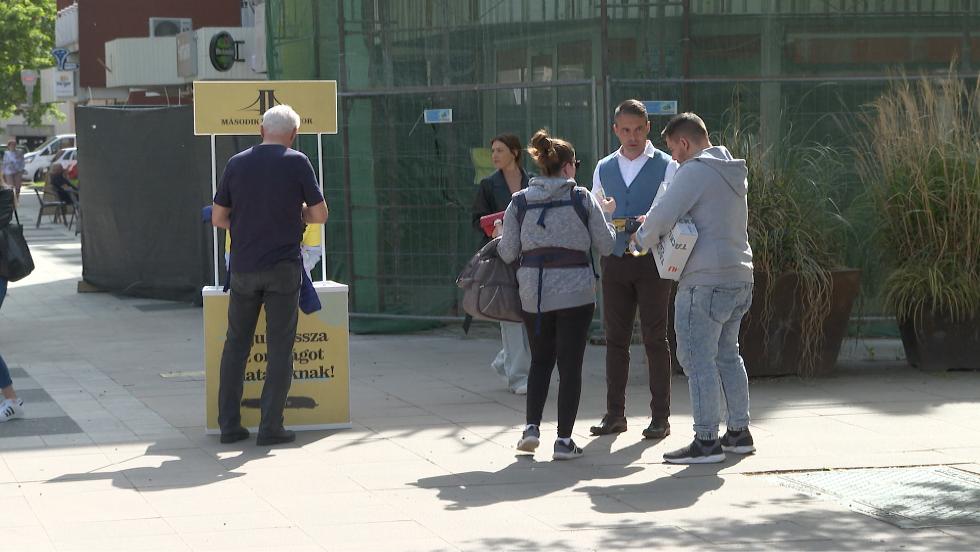Aláírásokat gyűjtött a Második Reformkor Párt Zalaegerszegen Aláírásokat gyűjtött a Második Reformkor Párt Zalaegerszegen