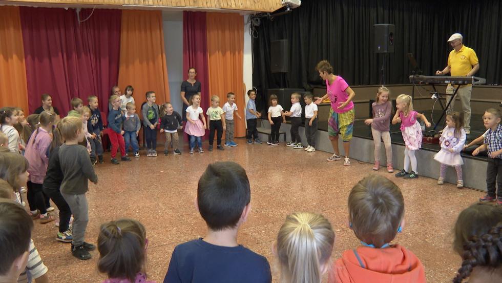 Kultúrházak éjjel-nappal – Ici-pici Kölyök Party az Apáczaiban Kultúrházak éjjel-nappal – Ici-pici Kölyök Party az Apáczaiban