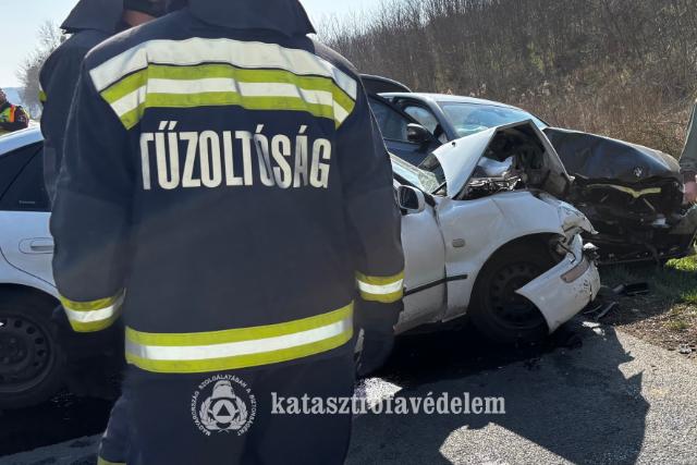 K�t aut� karambolozott Tesk�ndn�l
