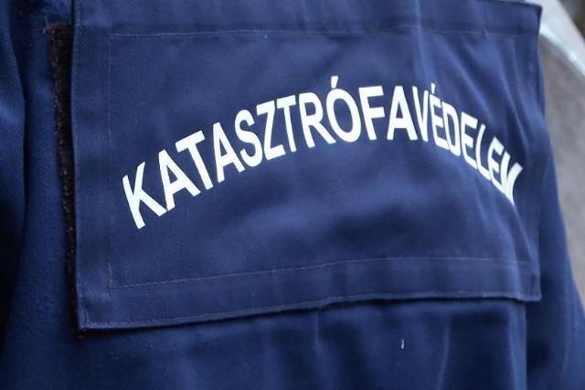Hatalmas l�ngokkal �gett egy zalai h�t�h�z, h�t t�zolt�egys�g vonult a helysz�nre