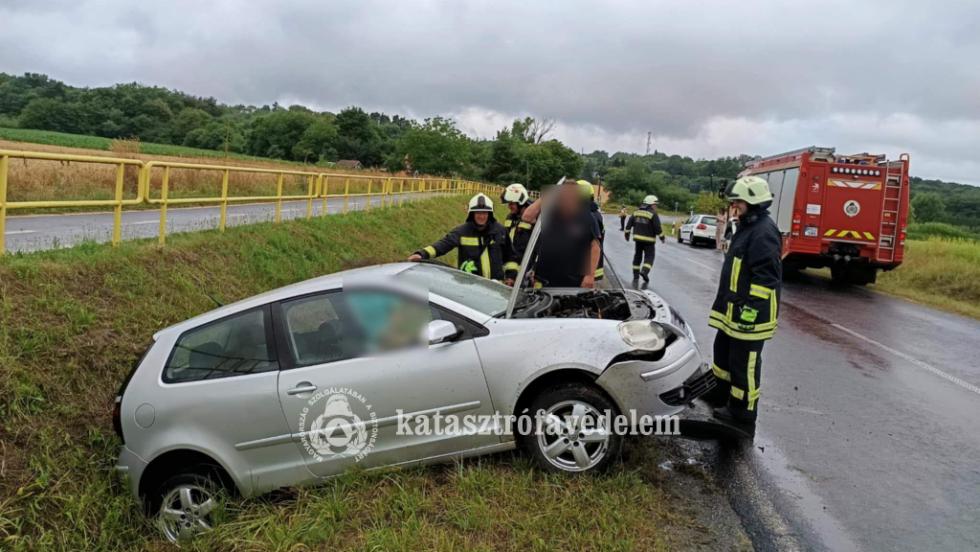 Megpördült, majd árokba csapódott egy autó Lentinél Megpördült, majd árokba csapódott egy autó Lentinél