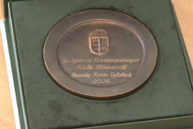 �llami kit�ntet�st kapott Buzs�ky Ferenc Gy�z�