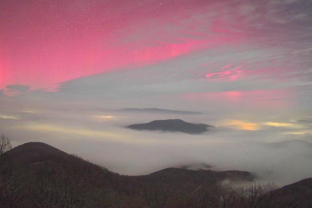 Kprzatos sarki fny tnt fel Magyarorszg felett hajnalban