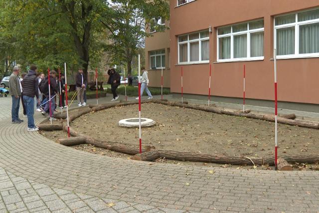 Mezítlábas kert létesül a Mandulavirág Gondozóházban Mezítlábas kert létesül a Mandulavirág Gondozóházban