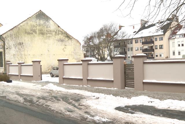 Elk�sz�lt az Ady utcai �p�let ker�t�se