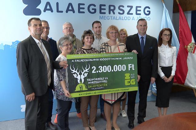 Átadták az idei vadpörkölt- és borfesztivál jótékonysági bevételét Átadták az idei vadpörkölt- és borfesztivál jótékonysági bevételét