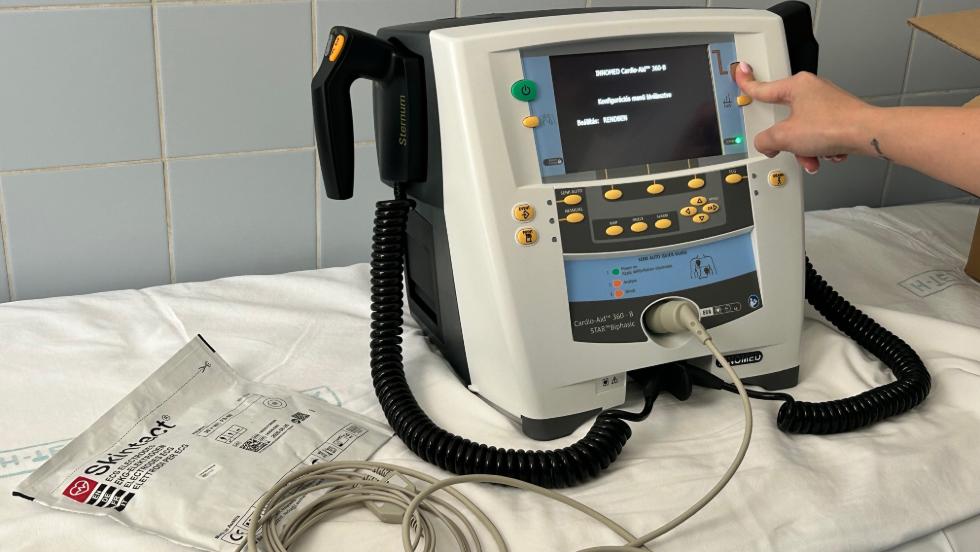 Defibrillátorral gazdagodott a gyermekambulancia Defibrillátorral gazdagodott a gyermekambulancia