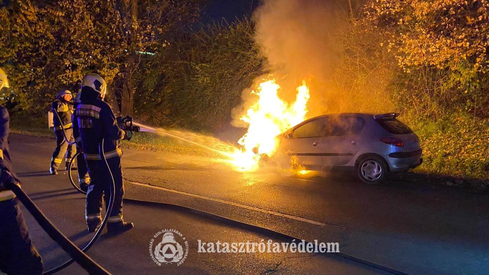 Kigyulladt egy személyautó Nagykanizsán, a Balatoni utcában Kigyulladt egy személyautó Nagykanizsán, a Balatoni utcában