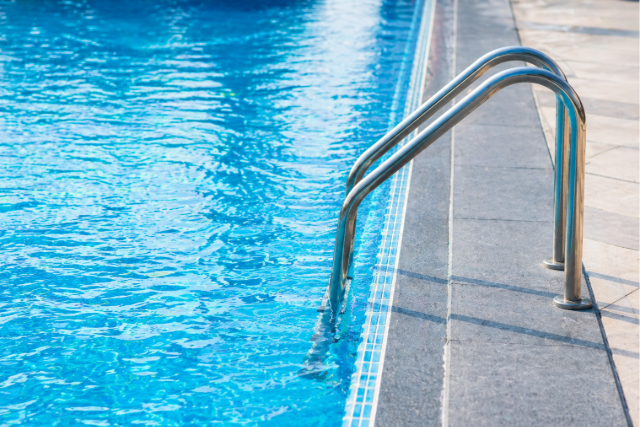 Dr�gul az �zemeltet�s: k�s�bb nyitnak a f�rd�k id�n