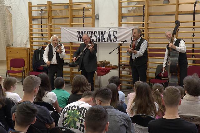 Rendhagyó énekórát tartott a Muzsikás együttes a Mindszenty iskolában Rendhagyó énekórát tartott a Muzsikás együttes a Mindszenty iskolában
