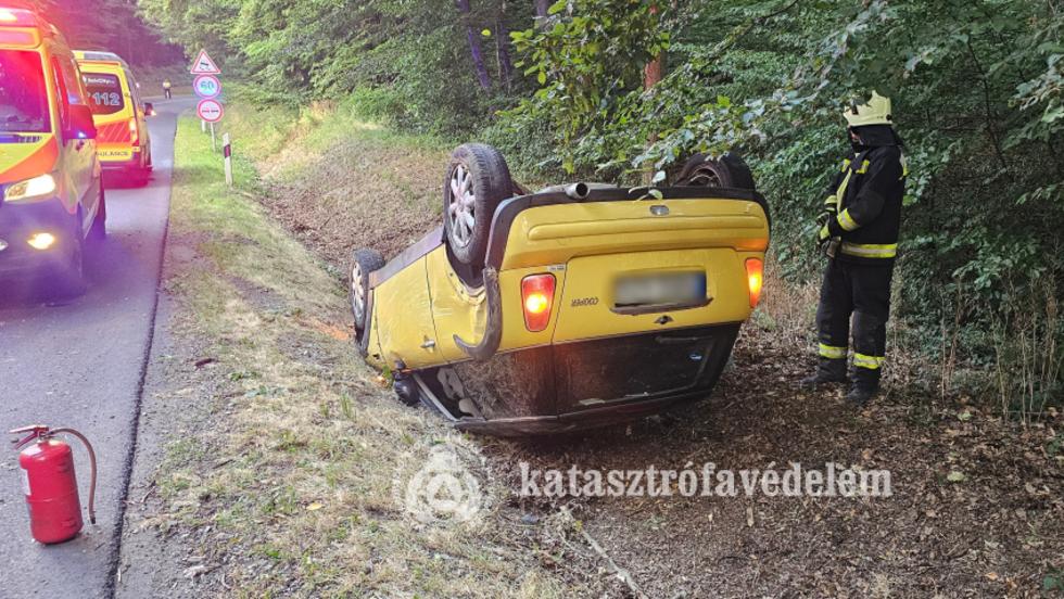 Árokba borult egy autó a 75-ös főúton, Pölöske és Bak között
Árokba borult egy autó a 75-ös főúton, Pölöske és Bak között