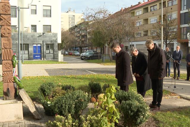 A Tiéd a Város Egyesület és az ellenzéki pártok a kopjafánál emlékeztek A Tiéd a Város Egyesület és az ellenzéki pártok a kopjafánál emlékeztek