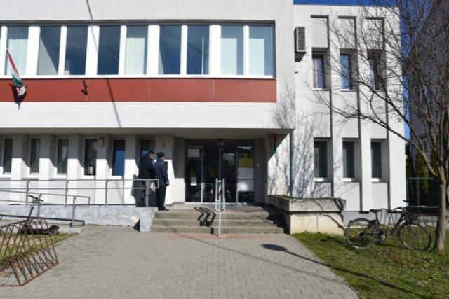 Rend�rk�zen a f�rfi, aki folyad�kkal �nt�tt le egy szak�gyint�z�t Zalaszentgr�ton