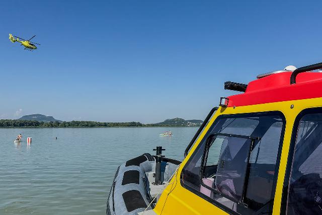 Mentőket és tűzoltókat is riasztottak a Balatonhoz Mentőket és tűzoltókat is riasztottak a Balatonhoz