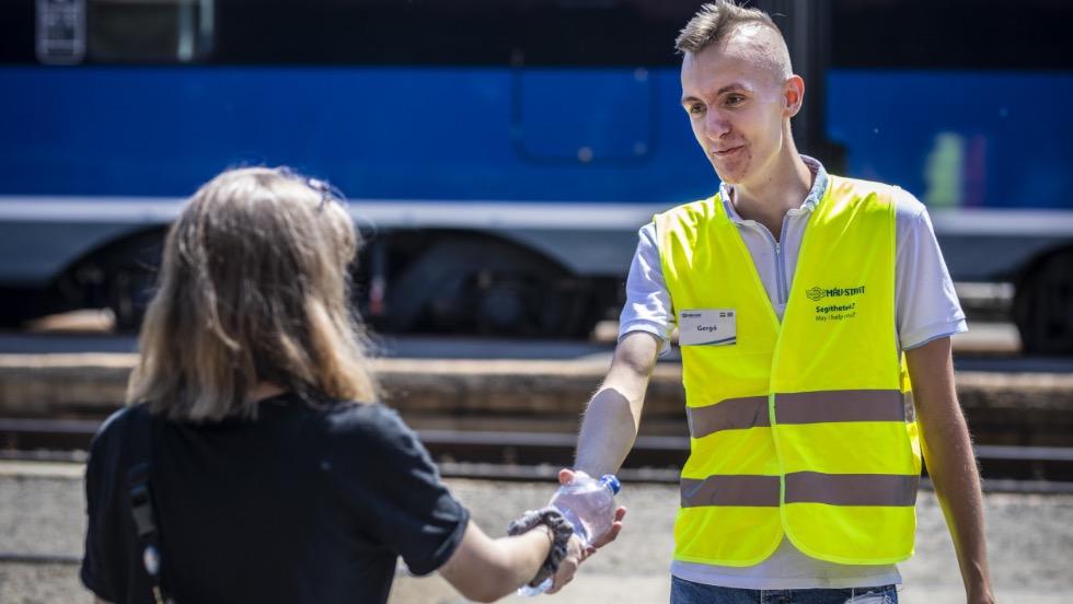 Vízosztással készülnek a hőségre a forgalmas állomásokon Vízosztással készülnek a hőségre a forgalmas állomásokon