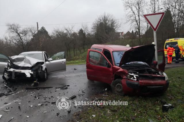 Összeütközött két autó Zalasárszegen Összeütközött két autó Zalasárszegen
