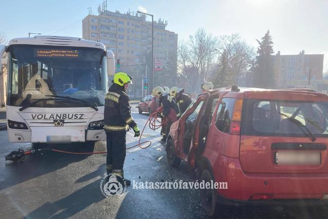 Két személyautó és egy busz ütközött össze Zalaegerszegen