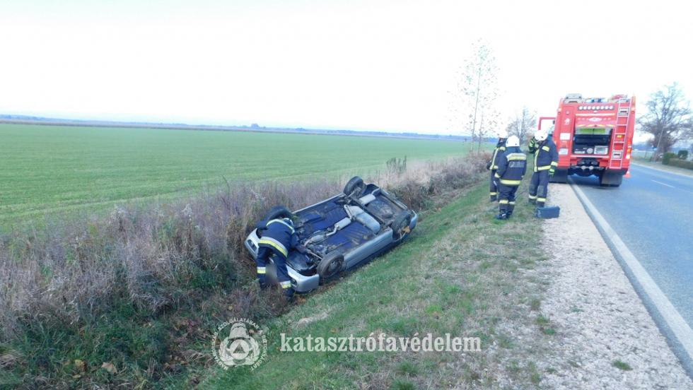 Árokba borult egy személygépkocsi Zalabaksa térségében Árokba borult egy személygépkocsi Zalabaksa térségében