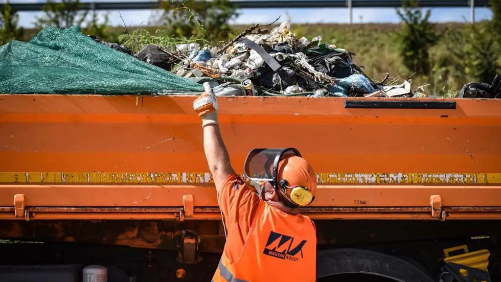 Lázár János is csatlakozott a szemétszedési akcióhéthez Lázár János is csatlakozott a szemétszedési akcióhéthez