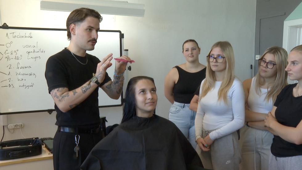 Fodrsz szakmai napot tartottak a Bthory technikumban