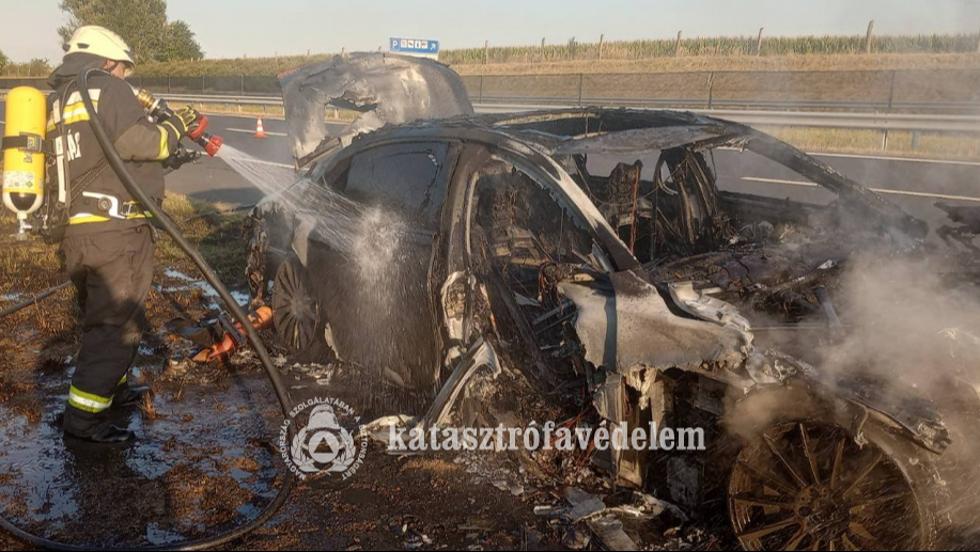 Kigyulladt egy autó az M7-es autópályán, Nagykanizsa térségében Kigyulladt egy autó az M7-es autópályán, Nagykanizsa térségében