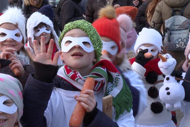 Id�n is sokan csatlakoztak a jelmezes felvonul�shoz Zalaegerszegen