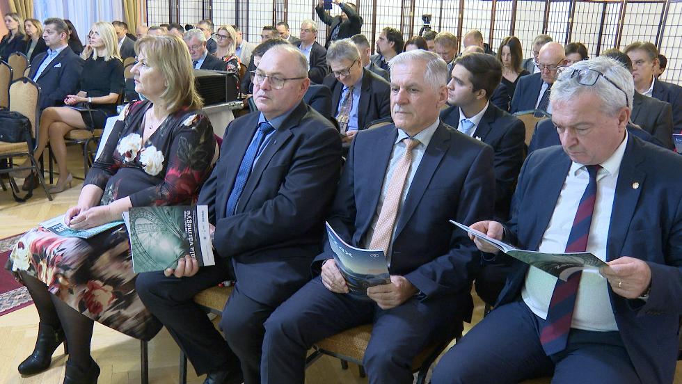 Bemutatták a TOP 100 Zala Vármegye gazdasága 2023 című kiadványt Bemutatták a TOP 100 Zala Vármegye gazdasága 2023 című kiadványt
