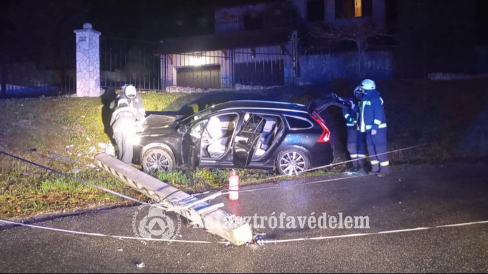 Távközlési oszlopnak ütközött egy autó Zalaegerszegen Távközlési oszlopnak ütközött egy autó Zalaegerszegen