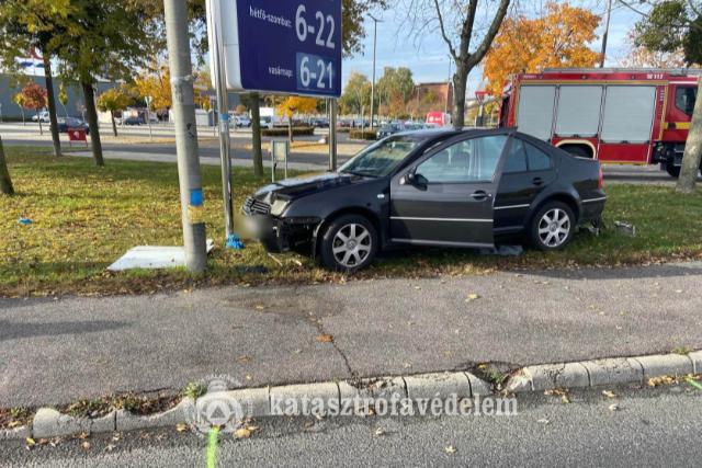 Oszlopnak csap�dott egy aut� Zalaegerszegen