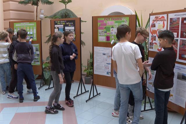 Plakátkiállítás nyílt a Zrínyi-gimnáziumban Plakátkiállítás nyílt a Zrínyi-gimnáziumban