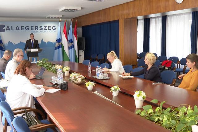 Parkol�s, kertv�rosi posta - D�nt�tt a k�zgy�l�s
