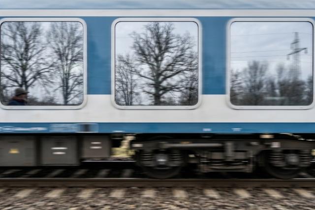 Meger�s�tett vonatokkal �s buszokkal k�sz�lnek a megemelked� utasforgalomra