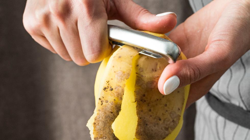 Ez a konyhai trükk lehetővé teszi, hogy soha többé ne kelljen burgonyát hámozni Ez a konyhai trükk lehetővé teszi, hogy soha többé ne kelljen burgonyát hámozni