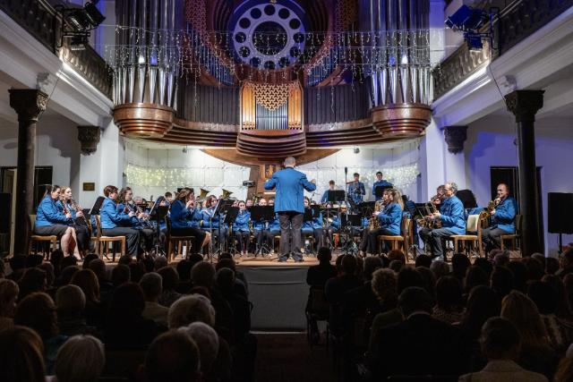 Telt h�z el�tt k�sz�nt�tte az �j �vet a zalaegerszegi f�v�szenekar